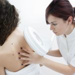 Surveiller les taches de rousseur, les grains de beauté et les imperfections de la peau 1605549689_Surveiller-les-taches-de-rousseur-les-grains-de-beaute-et.jpg