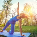 1605694454_5-postures-de-yoga-pour-faire-face-a-la-chute.jpg